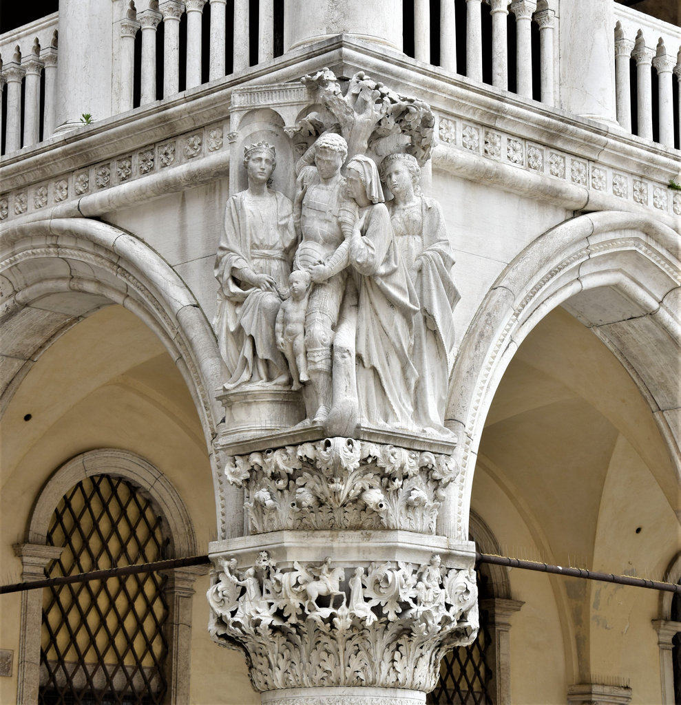 Fotografia di un capitello angolare di Palazzo Ducale a Venezia