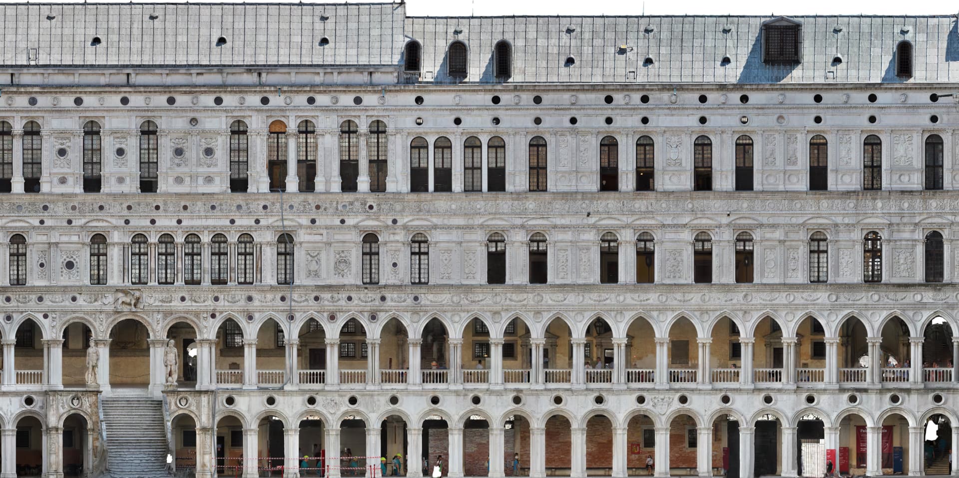 Fotografia del prospetto di un edificio storico usata come sorgente del rilievo
