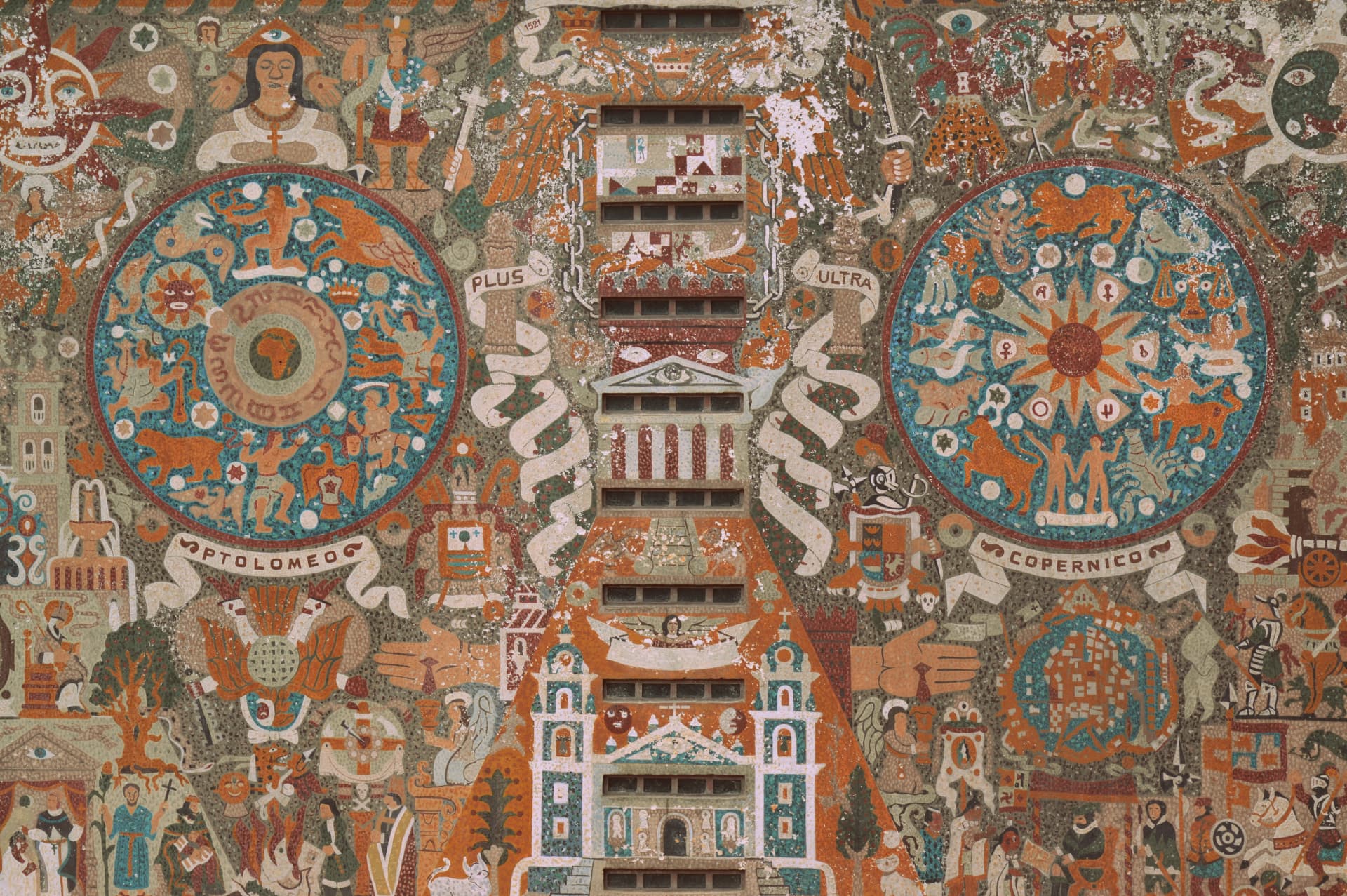 Fotografia di un mosaico murale storico ad alta densità decorativa